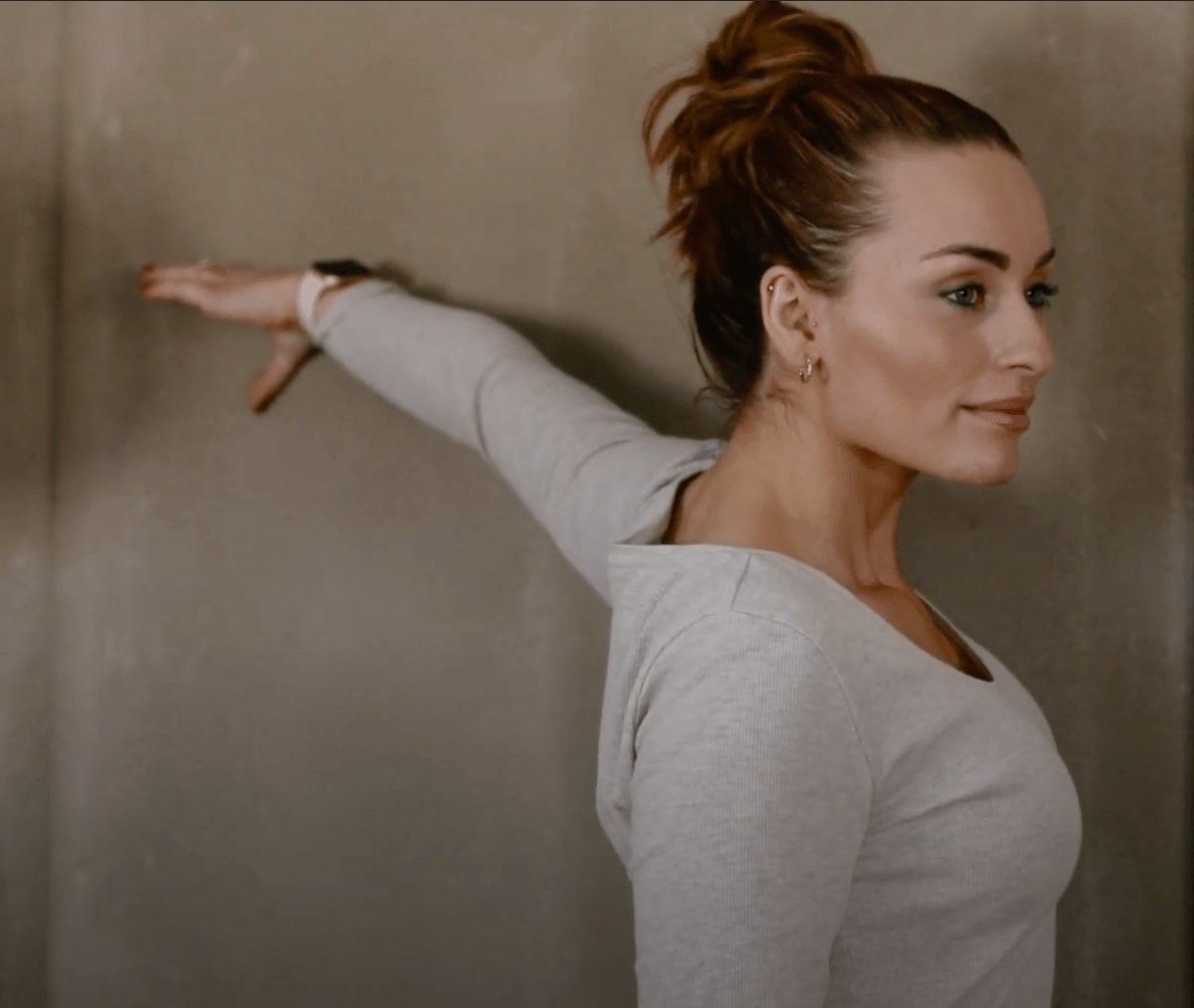 Den fjerde øvelse af fire : Strækøvelser mod skulder- og nakkespændinger - Dynamostol