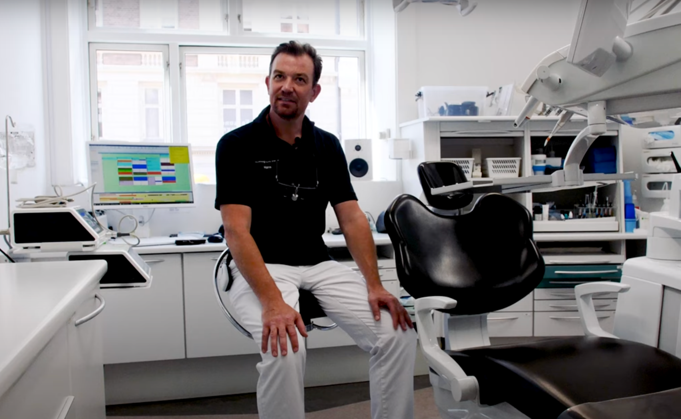 Ladda video: Tandläkaren berättar om hur nöjd han är med att sitta på en InCharge Flex-klinikstol.